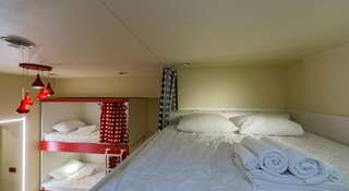 Гостиница Хостел Hostelberry Москва Двуспальная кровать в общем пятиместном номере для мужчин/женщин-10